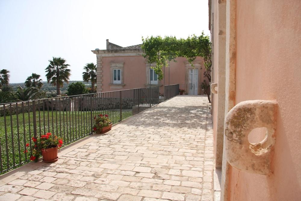 Villa Principe Di Belmonte Испика Екстериор снимка